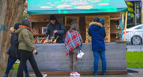 Люди покупают сувениры и шляпы. Баку. 20 марта 2019 г. Фото Азиза Каримова для "Кавказского узла"