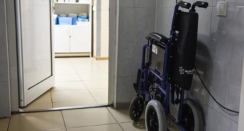 Инвалидная коляска. Фото Елены Синеок, Юга.ру