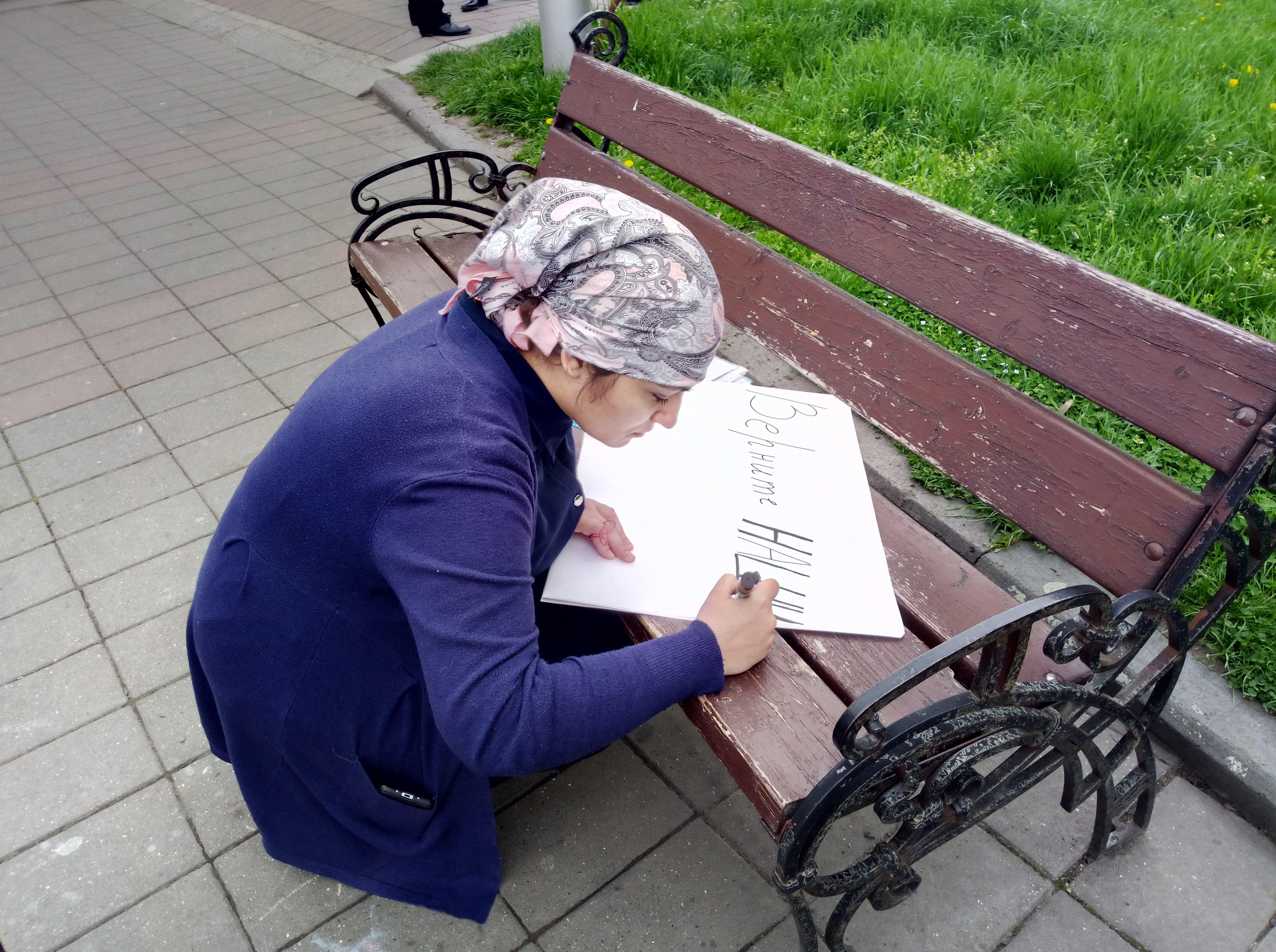 Жительница Второго Лескена готовит плакат для пикета в Нальчике 16 апреля 2019 года. Фото Людмилы Маратовой для "Кавказского узла"