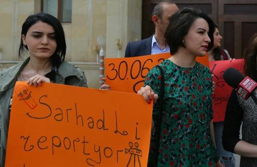 Участница акции протеста журналистов общается с прессой. Баку, 3 мая 2019 года. Фото Азиза Каримова для "Кавказского узла".