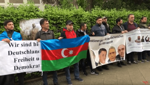 Акция протеста против памятника Гейдару Алиеву в Бухаресте. Берлин, 10 мая 2019 года. Скриншот видео, https://youtu.be/hqhTjeK2ntM