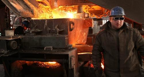 Рабочие Руставского металлургического завода. Фото : пресс-служба РМЗ, http://rmp.ge/en/media-center/photogallery/steel-melting-shop-and-reinforcing-bar-shop 