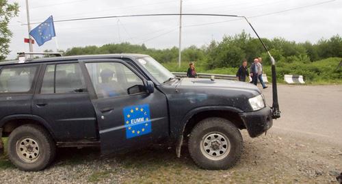 У границы стоит внедорожник наблюдательской миссии ОБСЕ. 19 мая 2019 года. Фото Беслана Кмузова для "Кавказского узла".