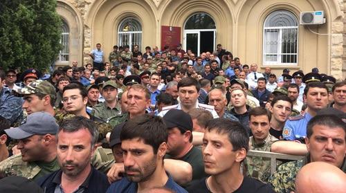 Участники бессрочной акции протеста у здания парламента Абхазии. 20 мая 2019 года. Фото Дмитрия Статейнова для "Кавказского узла"