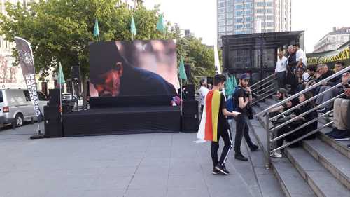 Сцена в Стамбуле, к которой черкесские активисты переместились после запрета шествия 21 мая 2019 года. Фото Анжелики Тохтамышевой для "Кавказского узла"