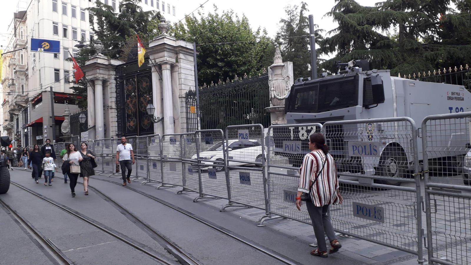Площадь у Галатасарайского лицея в Стамбуле, оцепленная полицейскими. 21 мая 2019 года. Фото Анжелики Тохтамышевой для "Кавказского узла"