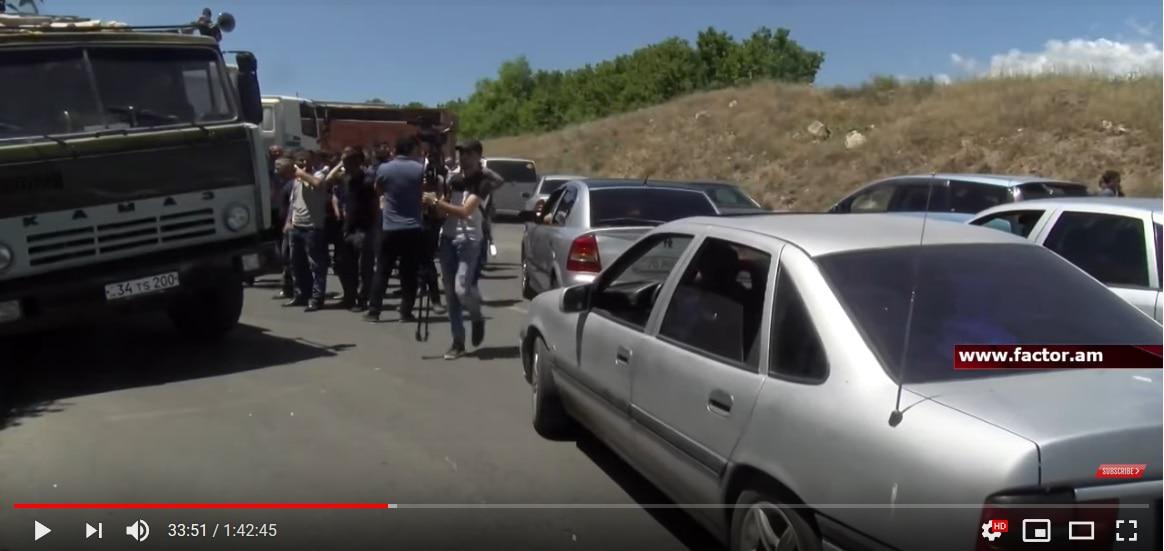 Скриншот видеотрансляции с места акции протеста дорожников в Армении на YouTube-канале Factor.am https://www.youtube.com/watch?v=AwPsDlB1w_E