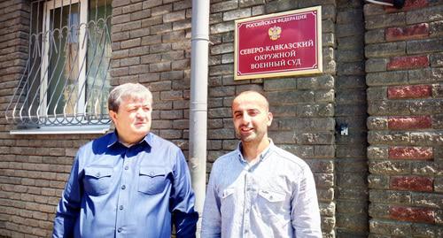 Али Гехаев с адвокатом Алауди Мусаевым перед началом заседания. Фото Константина Волгина для "Кавказского узла"