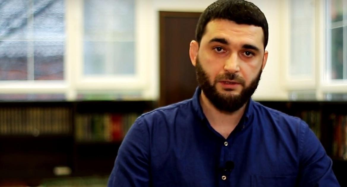 Абдулмумин Гаджиев. Скриншот из видео - https://www.youtube.com/watch?v=cX1Rf2eZxdM Абдулмумин Гаджиев. Скриншот из видео - https://www.youtube.com/watch?v=cX1Rf2eZxdM