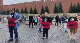 Правоохранители не объяснили причин задержания участников акции памяти Эстемировой в Москве