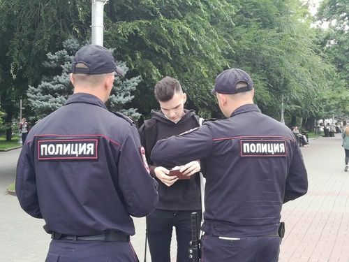 Сотрудники полиции проверяют документы у Влада Погорелова на пикете в Волгограде 27 июля 2019 года. Фото Татьяны Филимоновой для «Кавказского узла»