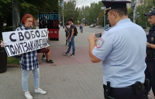 Участница пикета и сотрудники полиции. Фото Татьяны Филимоновой для "Кавказского узла".