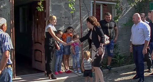 Министр Кетеван Цихелашвили посещает семьи, чьи домовладения оказались на южноосетинской стороне при установке пограничного заграждения . Фото: кадр видео Georgian Broadcaster https://www.youtube.com/watch?v=Jlk7Fm2hxGw
 