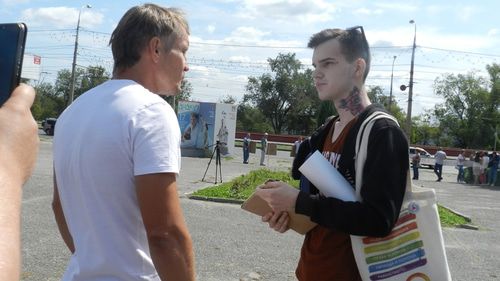 Разговор Владислава Погорелова (справа) с противником ЛГБТ-акций. Фото Татьяны Филимоновой для "Кавказского узла"