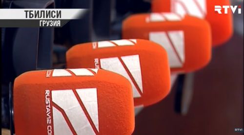 Микрофоны с логотипом "Рустави 2". Скриншот с видео Youtube-канала RTVI https://www.youtube.com/watch?v=J2uPSif-v38