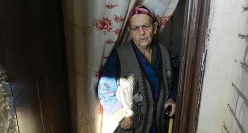 86-летняя жительница одной из квартир дома по ул.Рахинской. Фото Татьяны Филимоновой для "Кавказского узла"