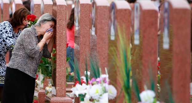 Женщины скорбят на кладбище в южном российском городе Беслане, 3 сентября 2010 года. Фото REUTERS / Казбек Басаев