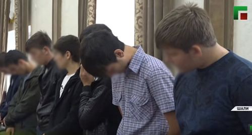 Молодые люди извиняются за свои публикации в телесюжете чеченского ТВ. Скриншот видео ЧГТРК "Грозный"
  https://www.youtube.com/watch?v=X8yS1QCjrpc