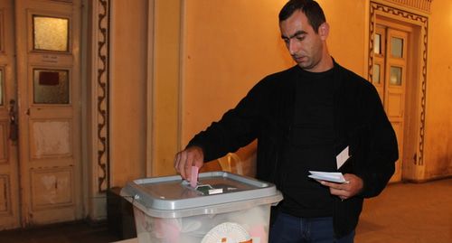 Житель Нагорного Карабаха голосует на муниципальных выборах. Фото Алвард Григорян для "Кавказского узла".