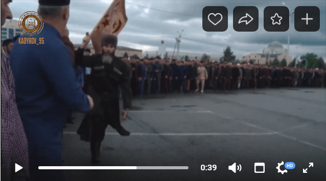 Бегущий с флагом муфтий Чечни Салах-хаджи Межиев. Скриншот видео https://vk.com/video279938622_456242329