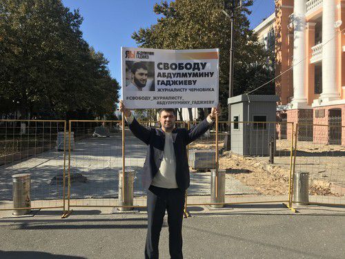 Учредитель "Черновика" Магди Камалов на пикете в поддержку Абдулмумина Гаджиева. Фото Патимат Махмудовой для "Кавказского узла"