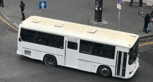 Автобус с сотрудниками полиции вов ремя митинга в Баку. Фото Фаика Меджида для ""КАвказского узла"