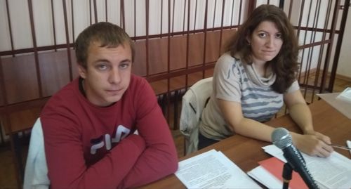 Никита Хацкевич и юрист комитета против пыток Анна Коцарева во время заседания суда. Фото: предоставлено организацией "Комитет против пыток"