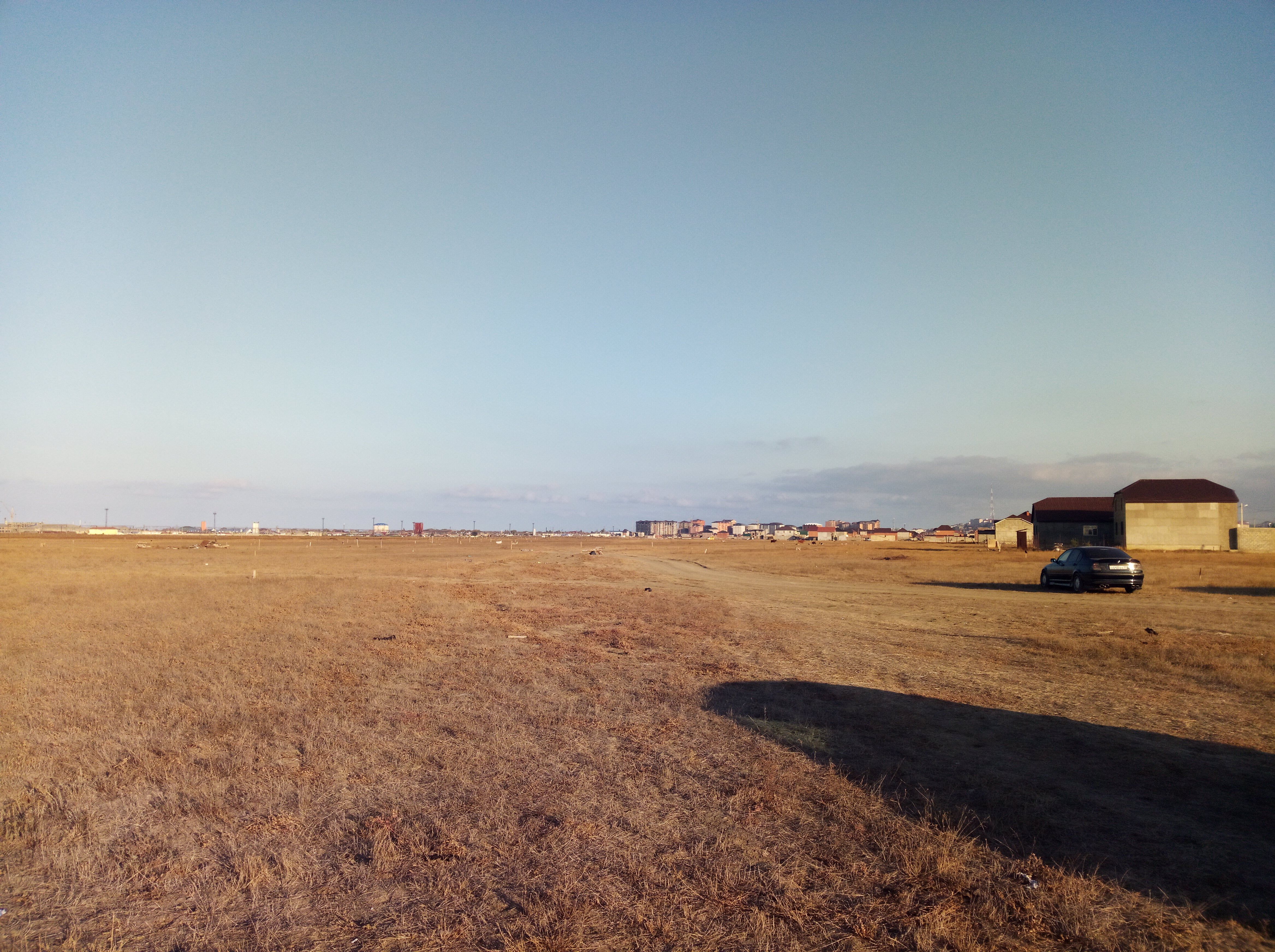 Поле в микрорайоне ДОСААФ, которое жители Альбурикента считают своими историческими землями. 25 октября 2019 года. Фото Расула Магомедова для «Кавказского узла»