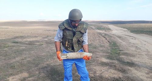 Специалист агентства (ANAMA) во время разминирования территории возле села Харамы Ходжавендского района. Фото: ANAMA