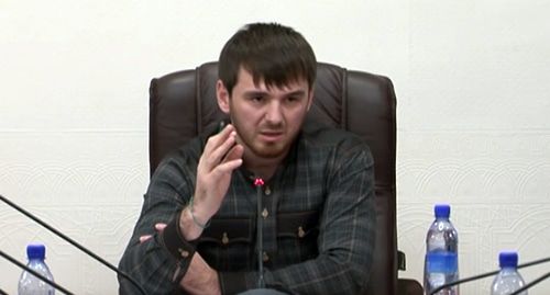 Ислам Кадыров во время совещания. Скриншот видео со страницы YouTube канала Мэра города Грозного https://www.youtube.com/watch?v=s57bt97hYiM