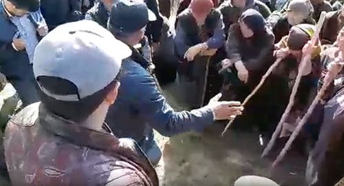 Жители села Меусиша блокируют строительство нового водовода в Уркарах. Фото: кадр видео Голос Дагестана https://vk.com/video-74219800_456243277