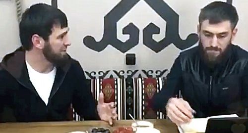 Ислама Кадырова и Чингиза Ахмадова во время интервью. Стоп-кадр видеоэфира опубликованного на странице Telrgram-канала Тумсу Абдурахманова. https://t.me/abusaddamshishani/2473