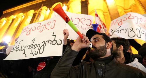 Сторонники оппозиции принимают участие в митинге протеста против правительства и требуют проведения досрочных парламентских выборов в Тбилиси, Грузия, 25 ноября 2019 года. Фото: REUTERS/Ираклий Геденидзе