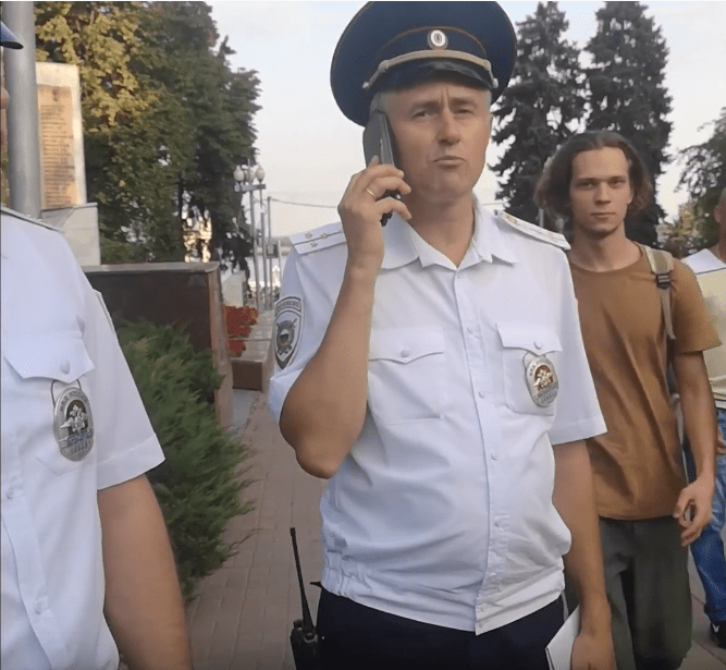 Скриншот видео "Полиция Волгограда - полицейский имеет право ограничивать конституционные права", https://youtu.be/IQQlqJdHtSw
