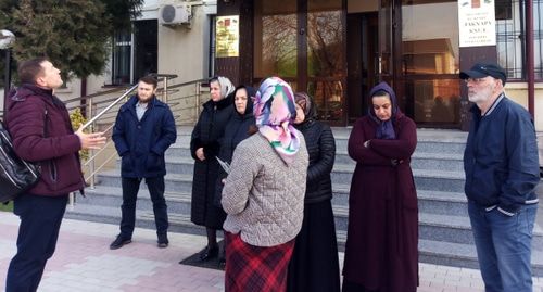 Родители расстрелянных в Чечне дагестанцев перед зданием суда. Фото Расула Магомедова для "Кавказского узла".
