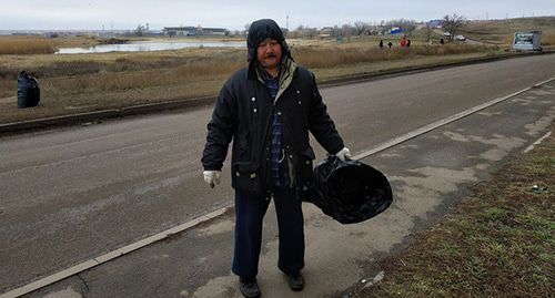 Лидер реготделения "Яблока" Батыр Боромангнаев убирает мусор. Фото: Бадма Бюрчиев для "Кавказского узла"