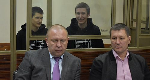 Ян Сидоров (слева) и Владислав Мордасов в зале суда. Фото Константина Волгина для "Кавказского узла"