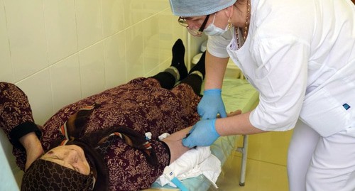 Врач принимает пациента. Фото пресс-службы минздрава Дагестана http://minzdravrd.ru/news/item/2148