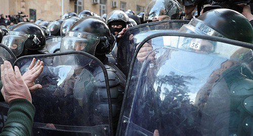 Сотрудники полиции во время акции протеста в Тбилиси. Фото: REUTERS/Irakli Gedenidze
