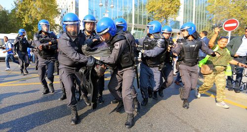 Сотрудники полиции задерживают активиста во время акции протеста. Фото Азиза Каримова для "Кавказского узла"
