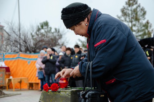 Участница митинга-реквиема в Элисте 28 декабря 2019 года. Фото: пресс-служба главы Калмыкии. http://glava.region08.ru/ru/soobscheniya-dlya-pressy/12990-pr.html#!prettyPhoto[gallerydbde2adecd]/20/