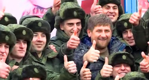 Чеченские призывники и Рамзан Кадыров. Фото: кадр видео канала NTV https://www.youtube.com/watch?time_continue=2&v=8SOQcOPd2SY&feature=emb_logo
