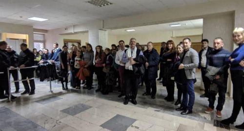 Группа поддержки в суде по делу Свидетелей Иеговы* в Нефтекумске. 
Фото: Денис Владимиров