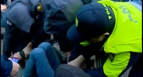 Полицейские задерживают активиста. Стоп-кадр видео http://rustavi2.ge/en/news/152309