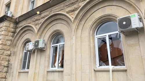 Окна здания администрации президента Абхазии, разбитые протестующими. Фото Анны Грицевич для "Кавказского узла"