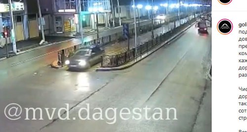 Водитель выезжает с пешеходной аллеи в Хасавюрте. Скриншот публикации на странице МВД по Дагестану в Instagram https://www.instagram.com/p/B7MO7kCIs59/
