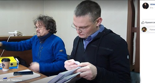 Андрей Рудомаха (слева) и Михаил Беньяш во время суда. Скриншот с личной страницы Александра Савельева в Facebook https://www.facebook.com/avsavel/posts/2516529851961532