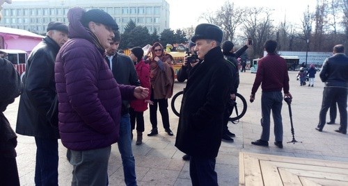 Заместитель мэра Махачкалы Эфенди Хайдаков с активистами, недовольными результатами ремонта площади. 4 января 2020 года. Фото Расула Магомедова для «Кавказского узла».