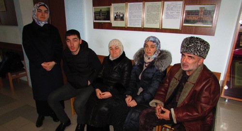 Родственники Резвана Оздоева в холле суда. Фото Вячеслава Ященко для "Кавказского узла"