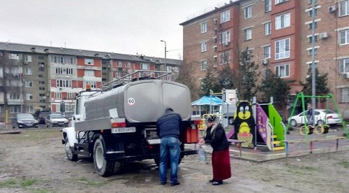 Жители Кизляра набирают питьевую воду из водовоза. 17 января 2020 года. Фото Расула Магомедова для "Кавказского узла"